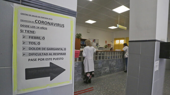 Un cartel sobre el coronavirus en un centro de salud de Málaga.