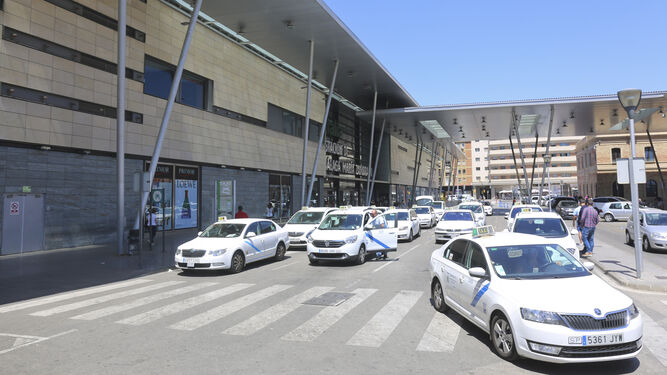 Un grupo de taxis en la parada de la estación de trenes Málaga María Zambrano.