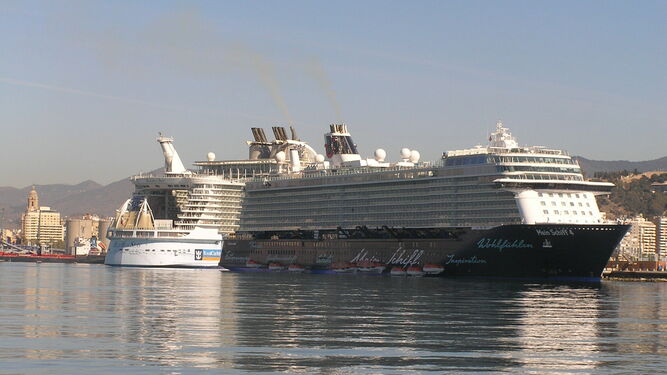 Los dos últimos buques de crucero atracados en Málaga el pasado miércoles.