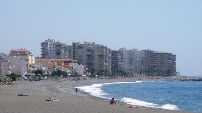 Una playa de Vélez-Málaga, en una imagen de archivo.
