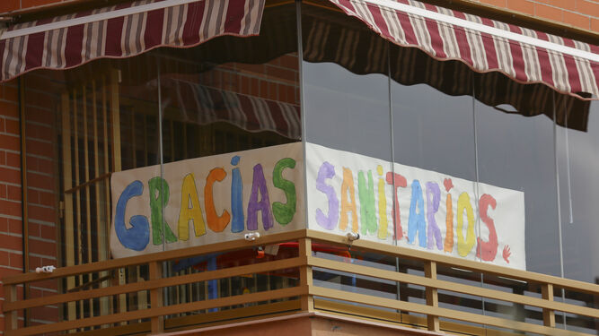 Mensaje de agradecimiento al personal sanitario en un balcón de Málaga.