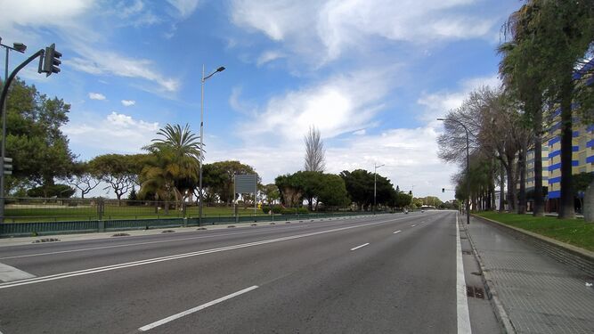 Avenida Pery Junquera,  sin tráfico, en una imagen tomada durante el estado de  alarma.
