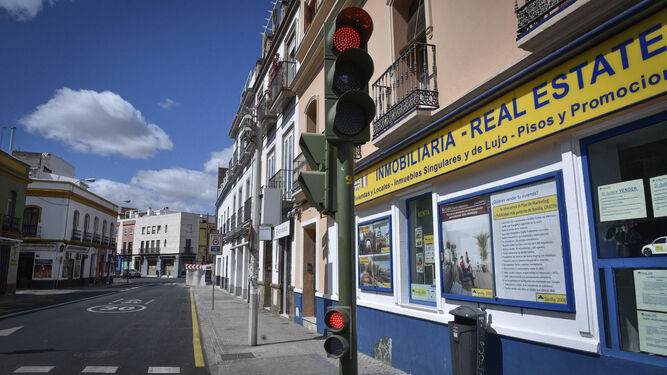 Imagen de una calle de Sevilla vacía con establecimientos cerrados