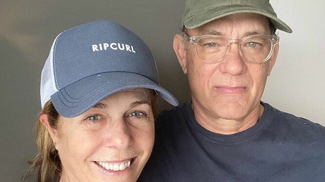 Tom Hanks y su mujer  en la foto distribuida en las redes sociales