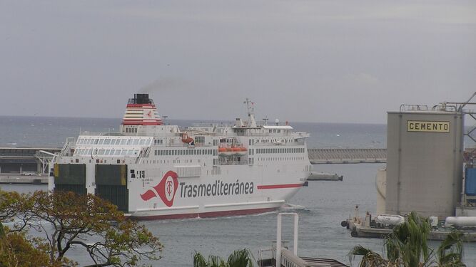 El Melillero saliendo hoy el puerto de Málaga si pasaje llevando solo carga rodada.