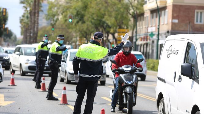 Policías locales de Málaga identificando a conductores