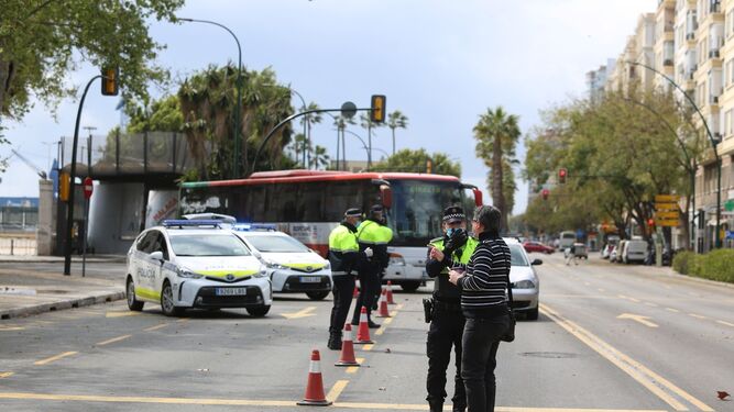 Policías locales en Málaga comprobando que se cumple la cuarentena