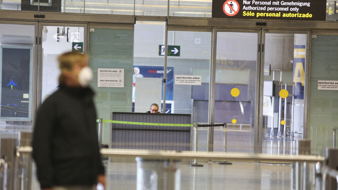 La cuarentena del coronavirus no frena el tr&aacute;fico de pasajeros en el aeropuerto de M&aacute;laga, en fotos