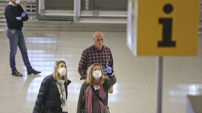 La cuarentena del coronavirus no frena el tr&aacute;fico de pasajeros en el aeropuerto de M&aacute;laga, en fotos