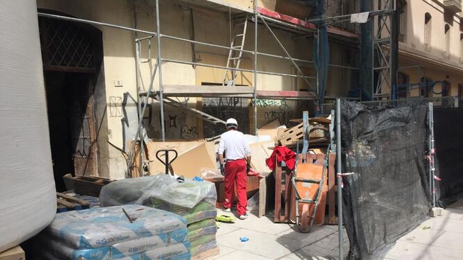 Uno de los obreros, este miércoles, trabaja en el edificio de Casas de Campos 8.