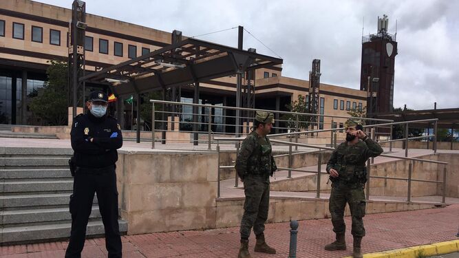 Legionarios junto a un policía nacional a las puertas de la Jefatura de la Policía de Ronda.