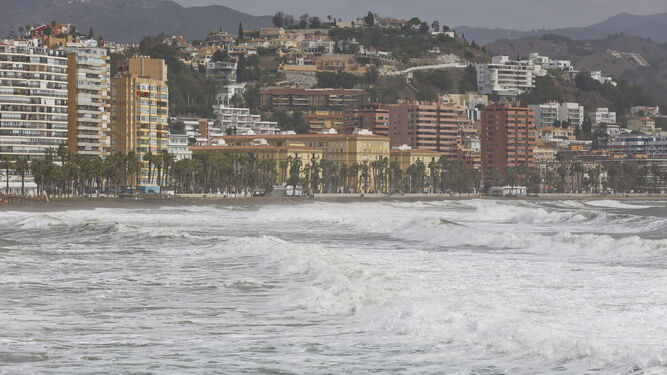 Olas en una de las playas de Málaga capital esta semana.