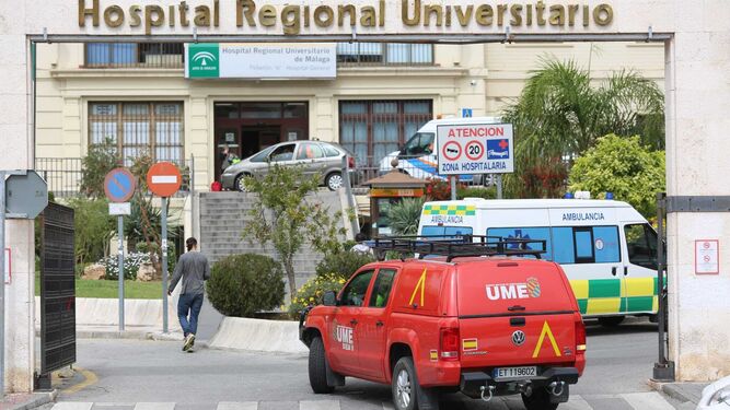 Ambulancias y vehículos de la UME ante el Hospital Regional.
