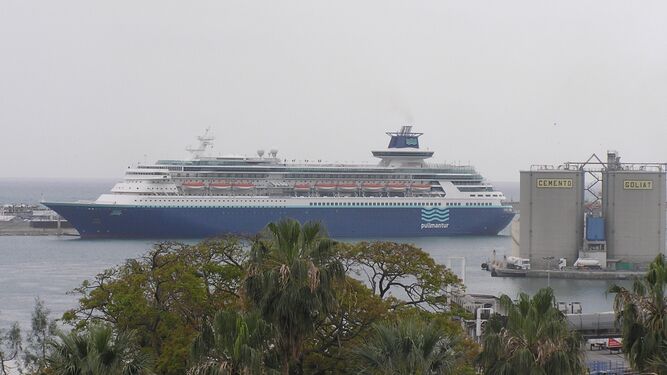 Coronavirus: El buque de crucero 'Sovereign' atraca en el puerto de Málaga