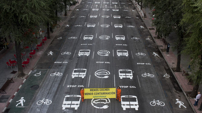 Activistas de Greenpeace pintaron más 200 señales de tráfico en el suelo de la céntrica calle de Bravo Murillo en 2016.