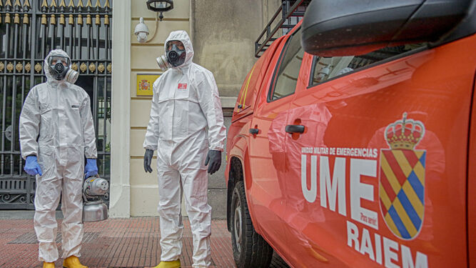 Dos miembros de la UME realizan tareas de desinfección en Madrid.