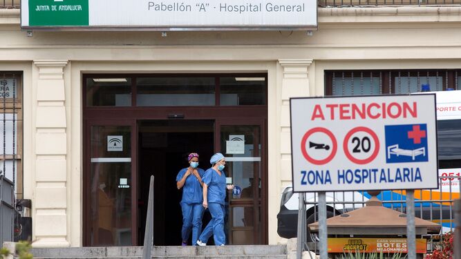 Dos trabajadoras salen del Hospital Regional Universitario de Málaga