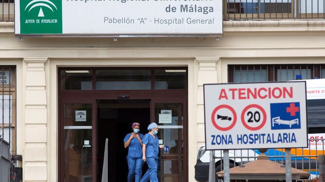 Dos trabajadoras salen del Hospital Universitario de Málaga.