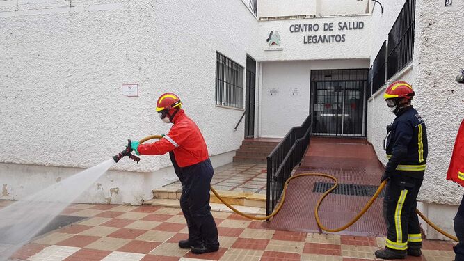Bomberos de Marbella desinfectando el centro de salud.