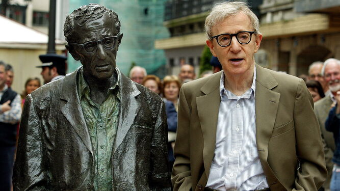 Woody Allen, en una imagen de archivo, junto a su estatua en Oviedo.