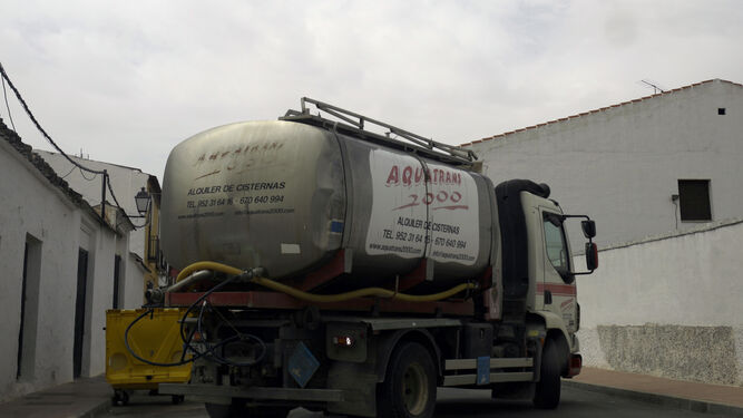 Camión de suministro de agua por las calles de Fuente de Piedra
