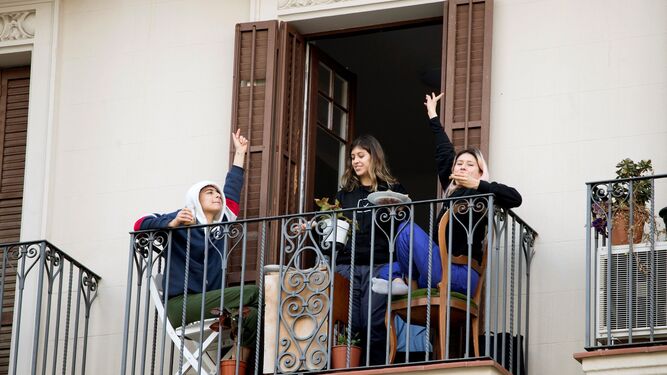 Varias mujeres en un balcón en Barcelona.