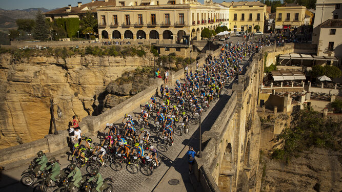Paso de los ciclistas por el Puente Nuevo de Ronda