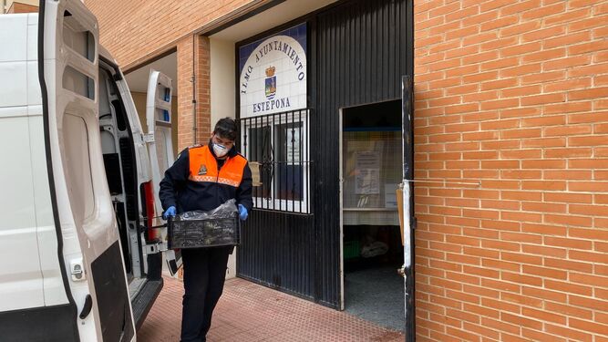 Un efectivo de Protección Civil traslada alimentos en Estepona.