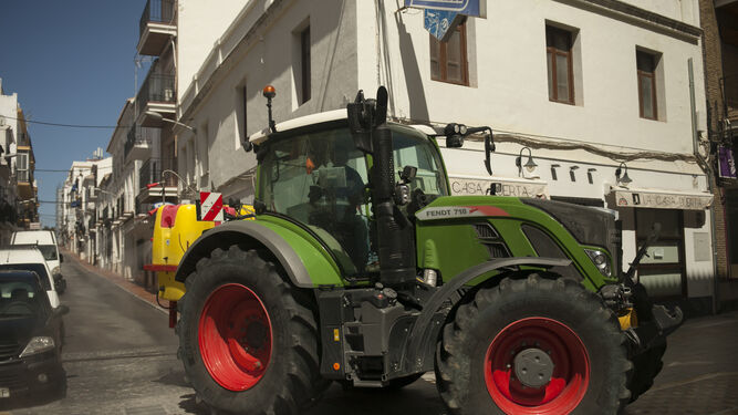 Uno de los tractores trabajando en El Centro de la ciudad del Tajo