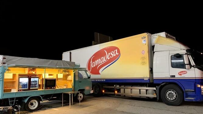 El camión de Famadesa descarga sus productos en el restaurante El Hacho.