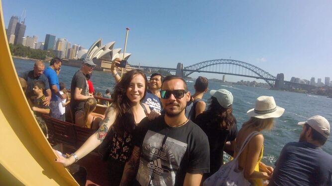 Los malagueños Ana y Rodrigo, durante un paseo en barco con el puente de la bahía de Sydney de fondo.