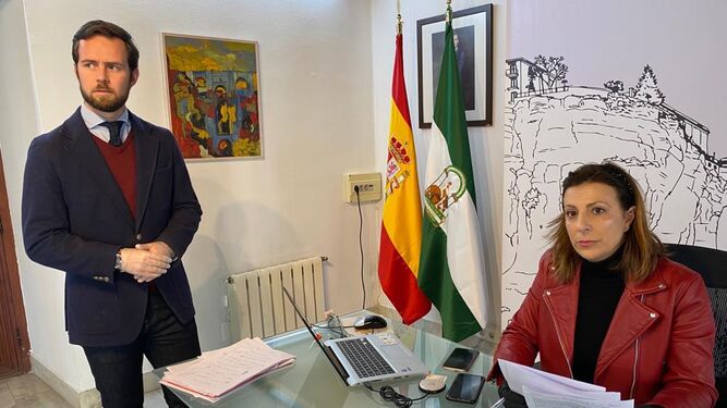 Alcaldesa de Ronda junto al delegado de Patrimonio