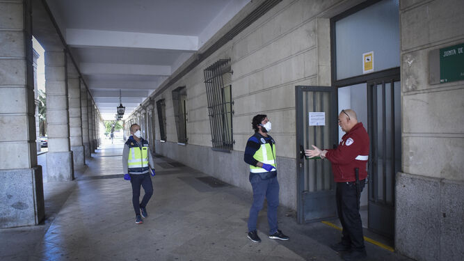 Varios policías y un vigilante, en los juzgados de guardia de Sevilla.