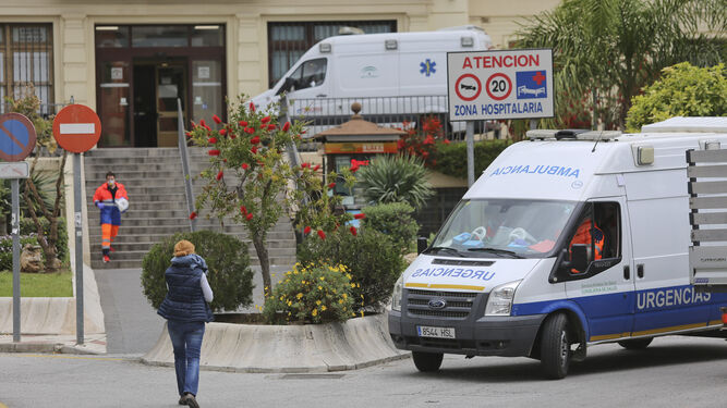 Una ambulancia a las puertas del Hospital Regional de Málaga.