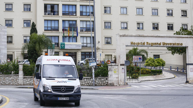 Entrada del Hospital Regional de Málaga.