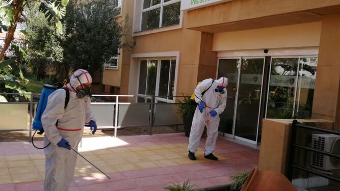 Tareas de desinfección en una residencia de mayores en Marbella.