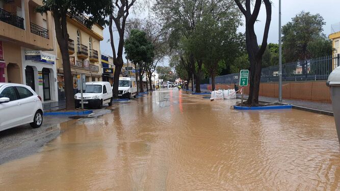 La calle José Calderón de Campanillas llena de agua.