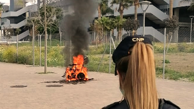 Una policía nacional junto a las llamas en Estepona