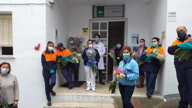 Las flores también se han entregado a los profesionales sanitarios