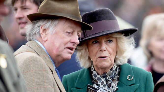 Camilla de Cornualles con su ex esposo, Andrew Parker-Bowles, en un evento reciente.