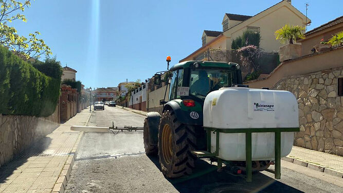 Tractor trabajando en el interior del casco urbano de Antequera