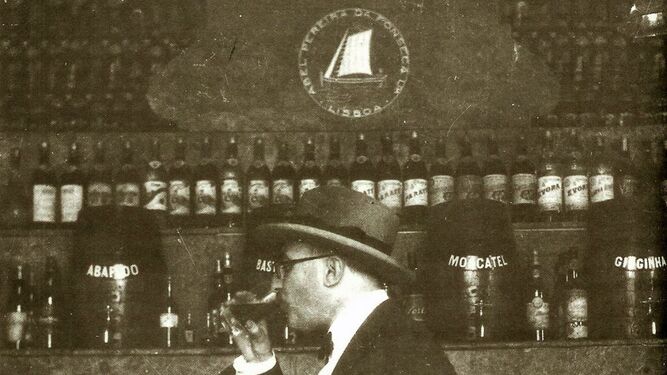 Pessoa, en 1928, durante el aperitivo