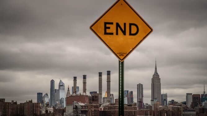 Una señal de calle sin salida con el 'skyline' de Manhattan al fondo.