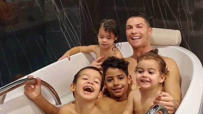 Cristiano Ronaldo, en la bañera con sus cuatro hijos, en una foto de sus redes sociales.