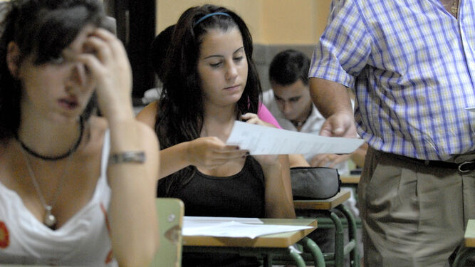Jóvenes realizan un examen en un instituto.