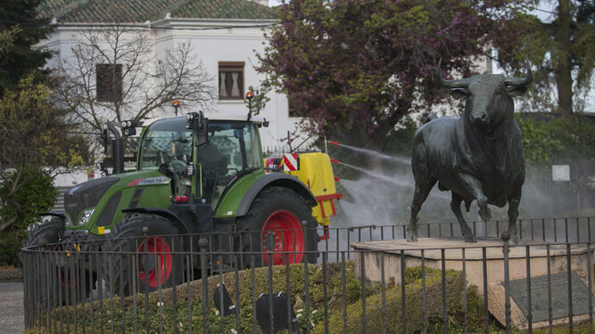 Un tractor desinfecta junto a la plaza de toros de Ronda