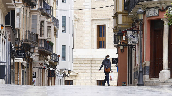 Una mujer con mascarilla en Málaga.
