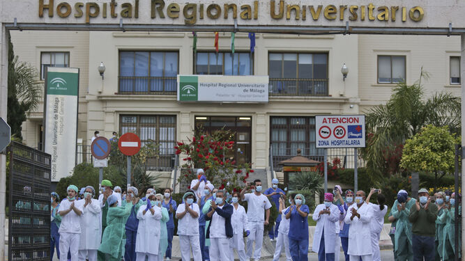 Aplausos del personal sanitario en el Hospital Regional de Málaga.