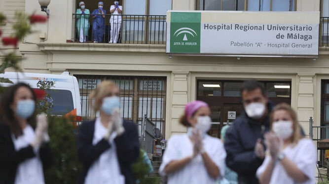 Sanitarios aplauden frente al Hospital Regional de Málaga.