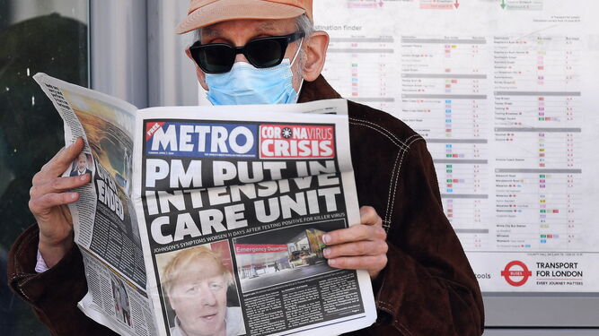 Un británico lee la prensa con la portada informando sobre Boris Johnson
